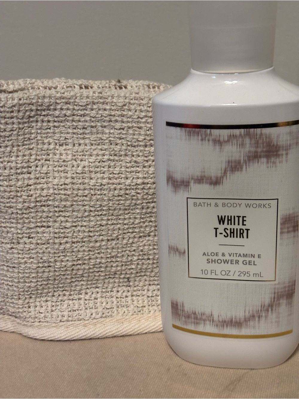 Bath & Body Works White T-Shirt Shower Gel + FREE Scrubber